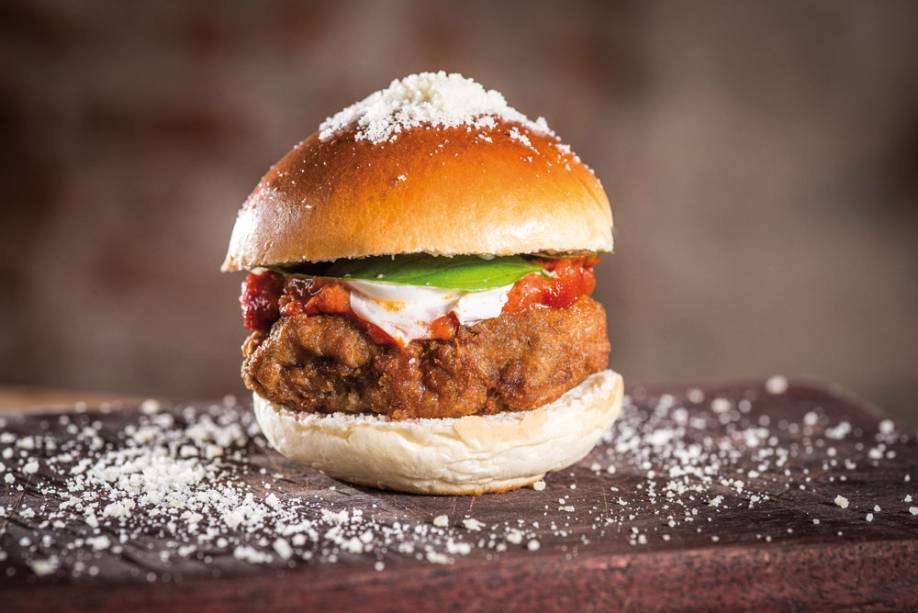 Hamburguinho à parmigiana: com burrata