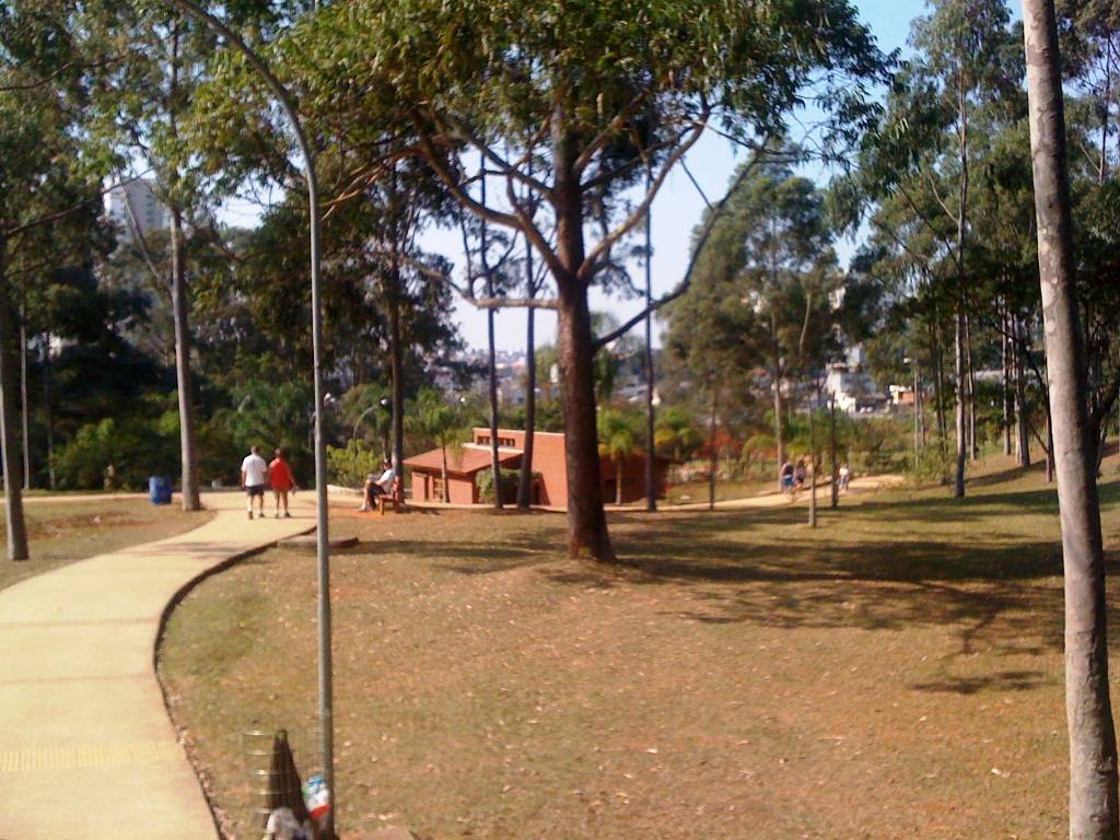 Parque Ecológico de Vila Prudente: pistas de caminhada asfaltadas Parque Ecológico de Vila Prudente: pistas de caminhada asfaltadas