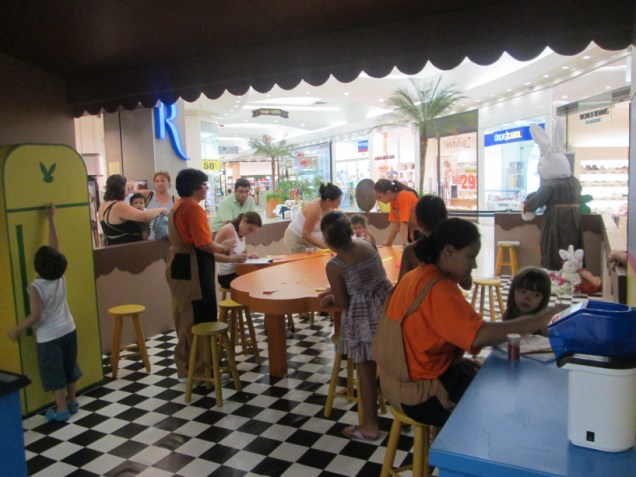 A cozinha da Dona Coelha: atração de Páscoa do Shopping Interlagos A cozinha da Dona Coelha: atração de Páscoa do Shopping Interlagos