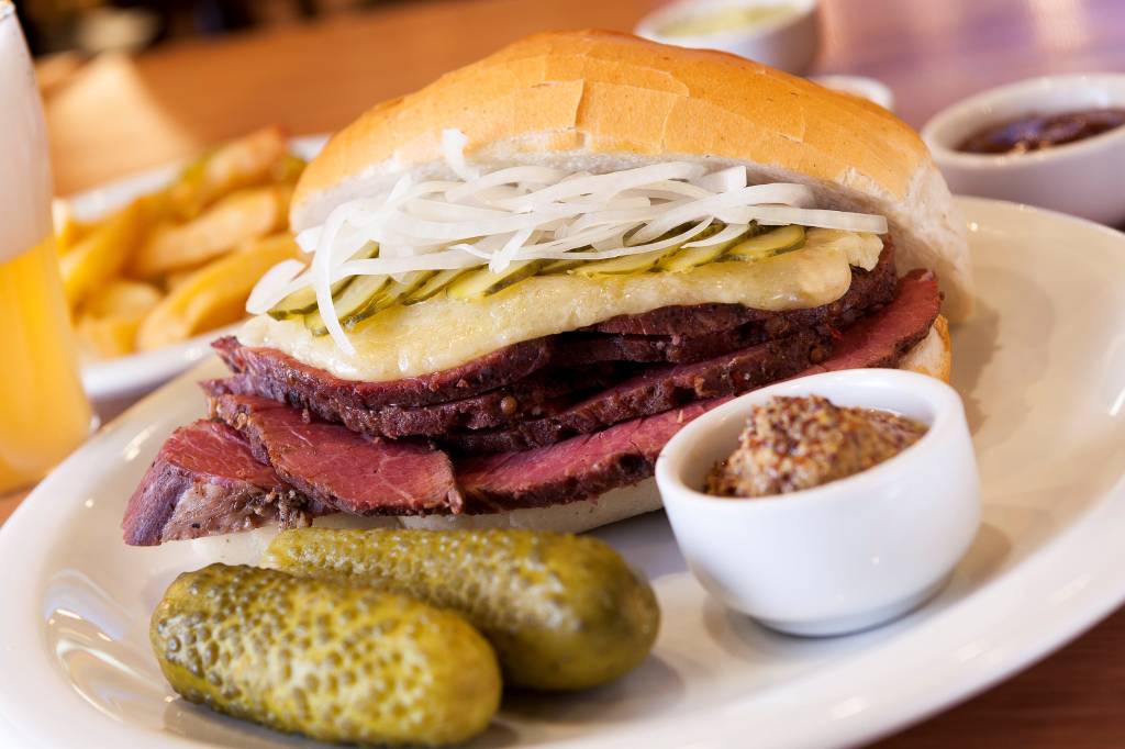 Quatro lugares para comer sanduíche de pastrami