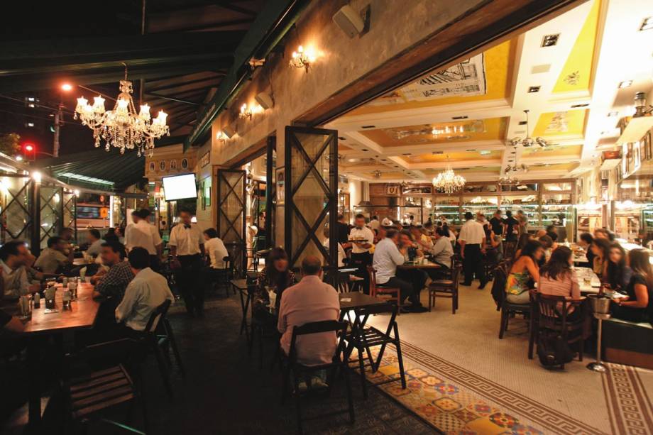 O iluminado salão e a ampla varanda: mesas já disputadas O iluminado salão e a ampla varanda: mesas já disputadas