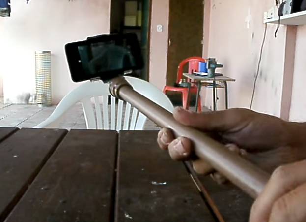 Quatro vídeos que ensinam a criar um pau de selfie caseiro