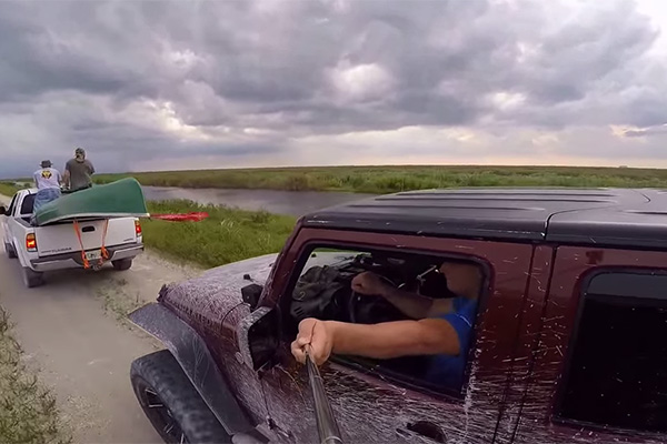 Motorista usa pau de selfie em carro e acaba gravando o próprio acidente