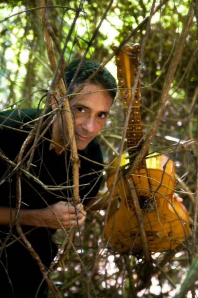 Ao som de uma viola, Paulo Freire conta histórias para crianças e adultos