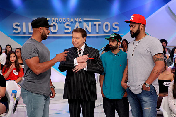 Silvio Santos dá 2 000 reais a grafiteiros que fizeram uma homenagem a ele na 23 de Maio