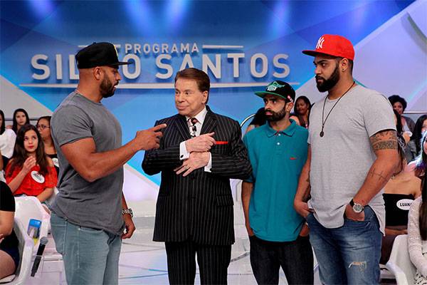 Silvio Santos dá 2 000 reais a grafiteiros que fizeram uma homenagem a ele na 23 de Maio