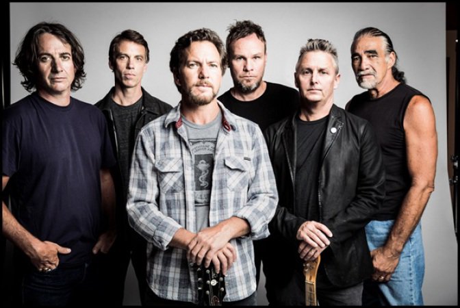 Líder do Pearl Jam defende fã e expulsa homem de show