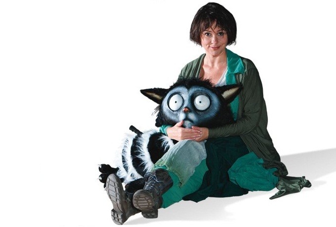 Giulia Gam narra a história e interage com os bonecos de Pedro e o Lobo, fábula de Sergei Prokofiev que ganha montagem embalada por 23 músicos Giulia Gam narra a história e interage com os bonecos de Pedro e o Lobo, fábula de Sergei Prokofiev que ganha montagem embalada por 23 músicos