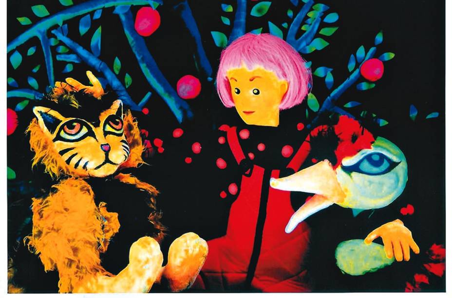 Giulia Gam (no fundo) e a manipuladora de bonecos Cássia Domingues em Pedro e o Lobo Giulia Gam (no fundo) e a manipuladora de bonecos Cássia Domingues em Pedro e o Lobo