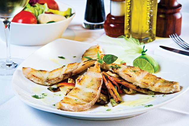 Pescada fatiada com legumes Pescada fatiada com legumes