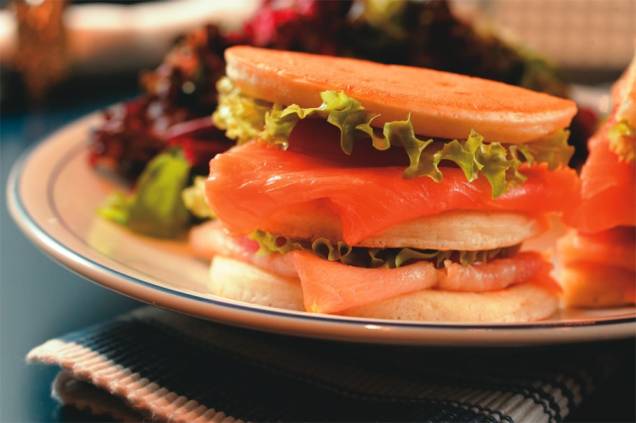 Club sandwich do Petrossian: blinis intercalados por salmão e surubim Club sandwich do Petrossian: blinis intercalados por salmão e surubim