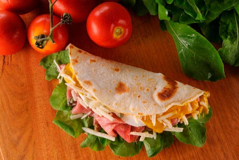 Piadina de carpaccio, rúcula e parmesão