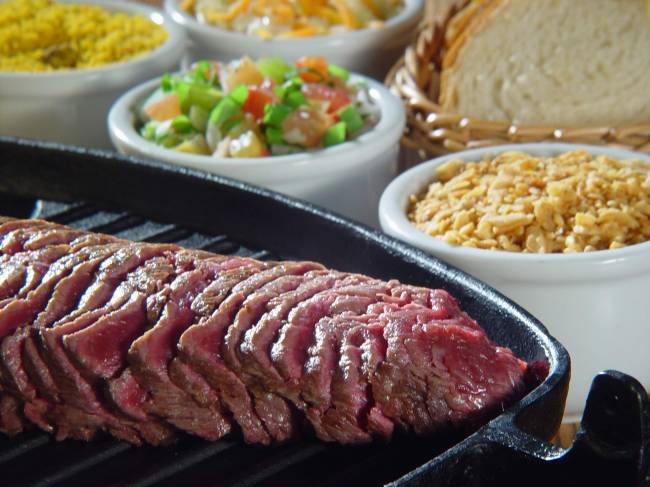 Bar do Juarez Carne crua em chapa com acompanhamentos