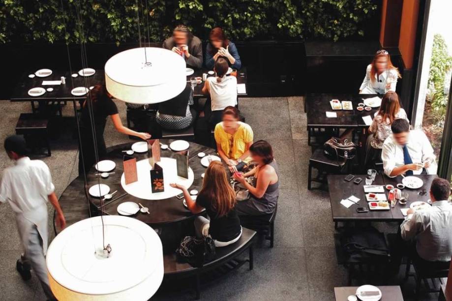 O salão do chinês Ping Pong: lugar agradável para provar o dim sum, um pastelzinho típico preparado de várias formas O salão do chinês Ping Pong: lugar agradável para provar o dim sum, um pastelzinho típico preparado de várias formas
