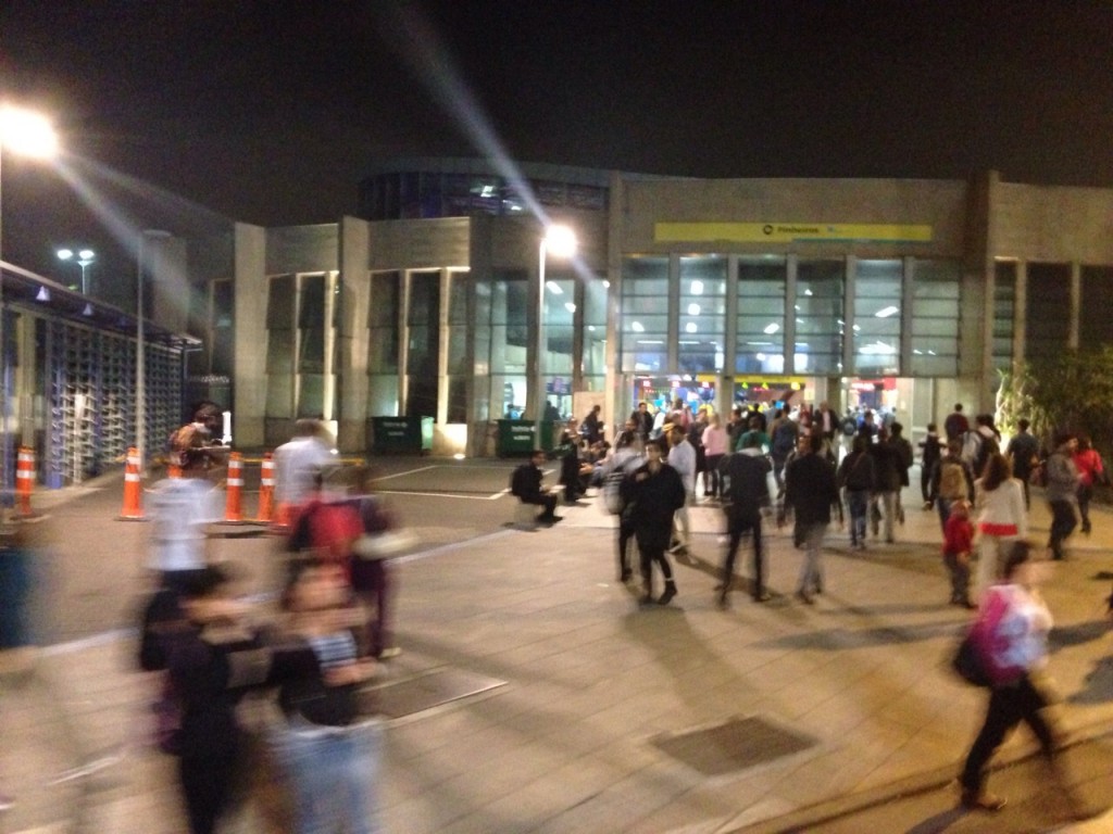 Movimento &eacute; intenso na Esta&ccedil;&atilde;o Pinheiros (Nataly Costa)