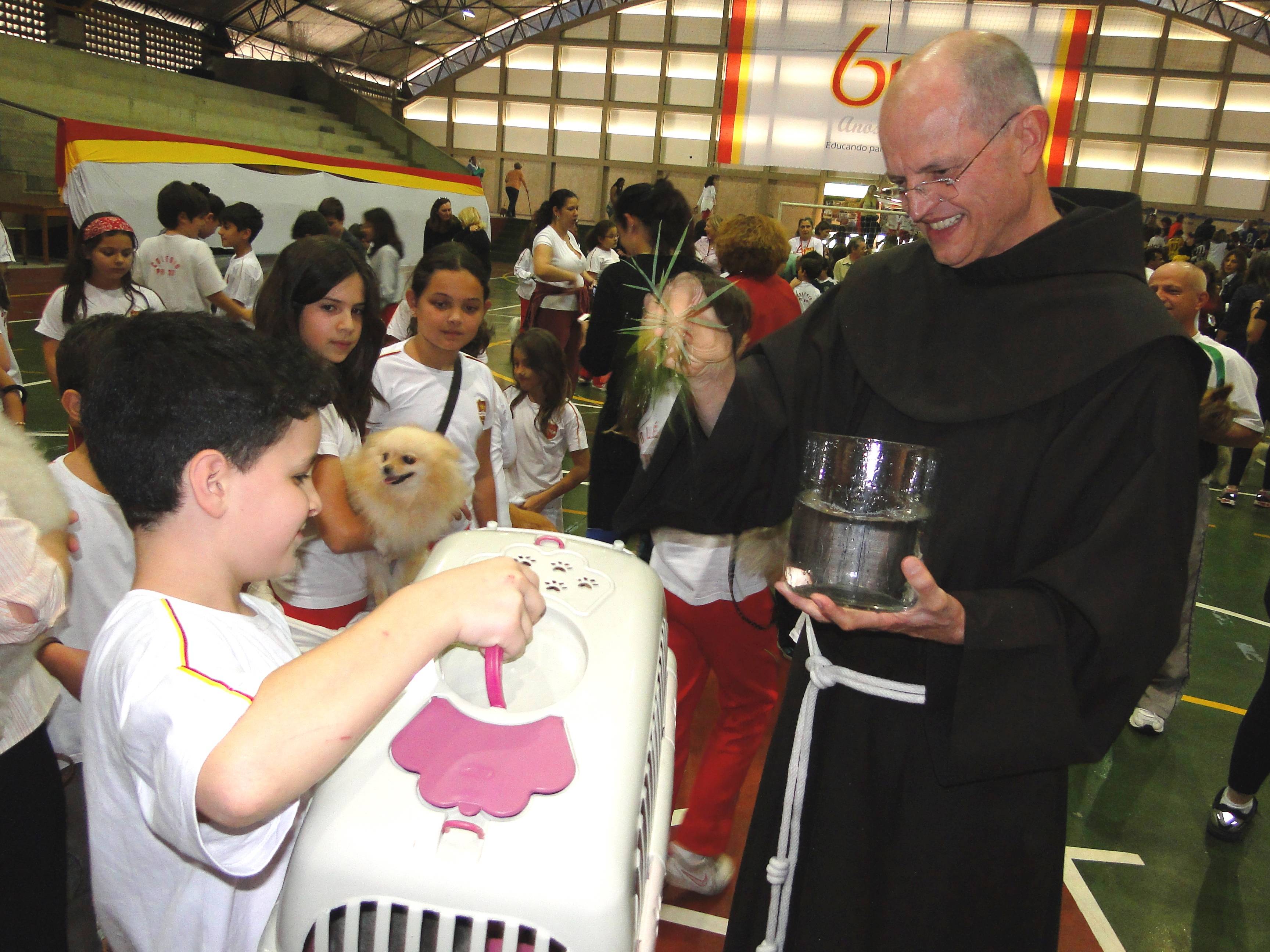 Colégio franciscano no Morumbi promoveu benção de animais e plantas de seus alunos