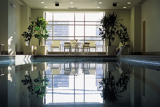 Grand Hyatt abriga três restaurantes mais o bar Upstairs, que de quarta a sábado embala as noites ao som de jazz, bossa nova e MPB ao vivo. Grand Hyatt abriga três restaurantes mais o bar Upstairs, que de quarta a sábado embala as noites ao som de jazz, bossa nova e MPB ao vivo.