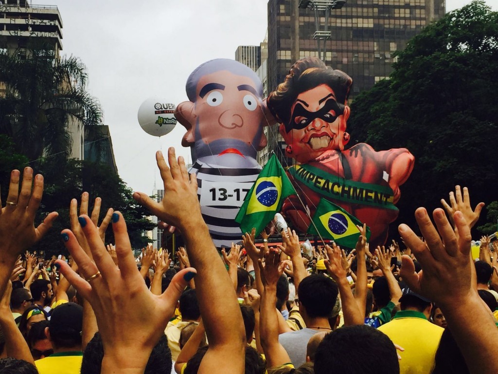 Lula Pixuleco e Dilbandida: dois cl&aacute;ssicos da manifesta&ccedil;&atilde;o antiPT (Foto: Alecsandra Zapparoli)