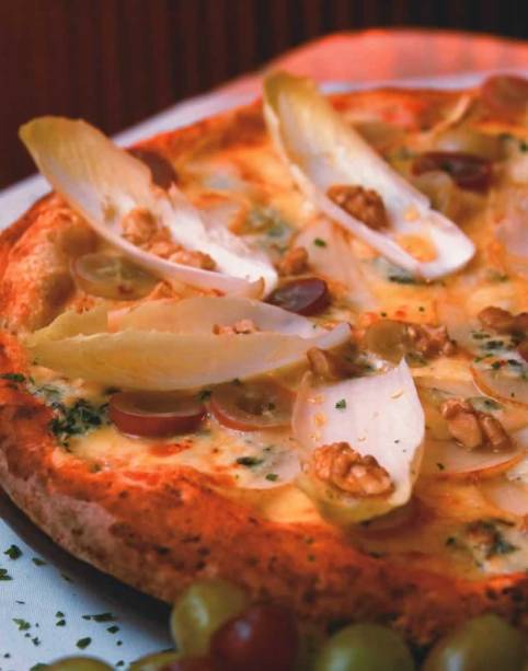 Cobertura de queijos brie, camembert e roquefort, pera, nozes, uva rubi, endívia e mel: lançamento da Pizza Bros Cobertura de queijos brie, camembert e roquefort, pera, nozes, uva rubi, endívia e mel: lançamento da Pizza Bros