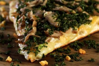 Pizza de shimeji com couve, do Pedaço da Pizza pizza-de-shiitake.jpeg