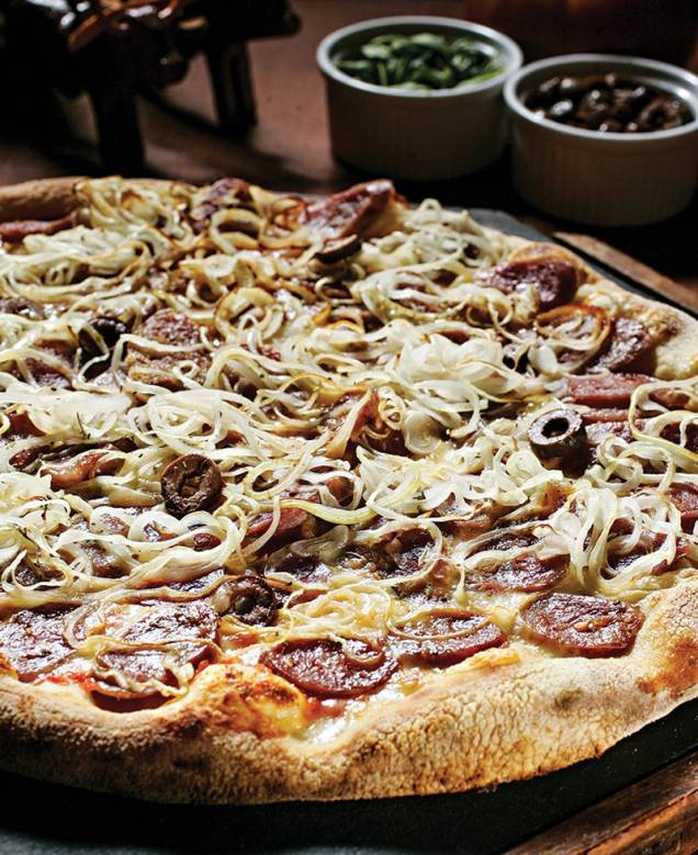 Na Pizza na Roça: a cobertura de salame de produção própria, mussarela, cebola, azeitona e orégano Na Pizza na Roça: a cobertura de salame de produção própria, mussarela, cebola, azeitona e orégano