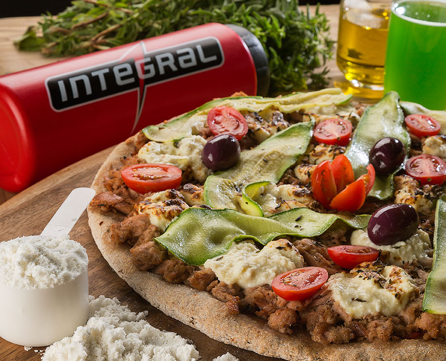 Depois do brigadeiro e do bombom, agora é a vez da pizza de whey protein