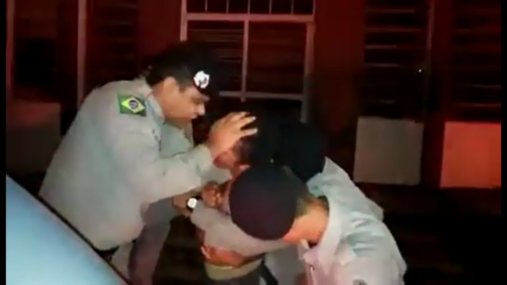 PMs de Goiânia fazem “exorcismo” e vídeo viraliza na internet