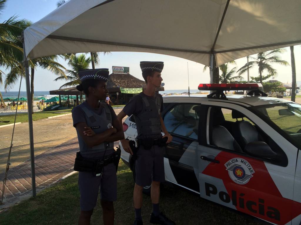 Policiais militares se espalham pelas praias do Guarujá