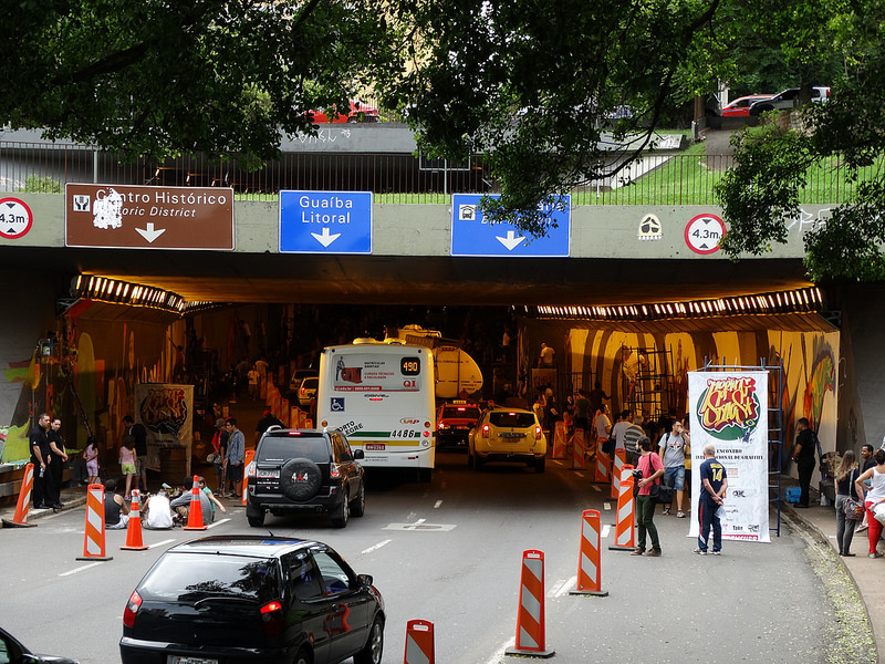 Um vibrante encontro de estilos em um túnel de Porto Alegre
