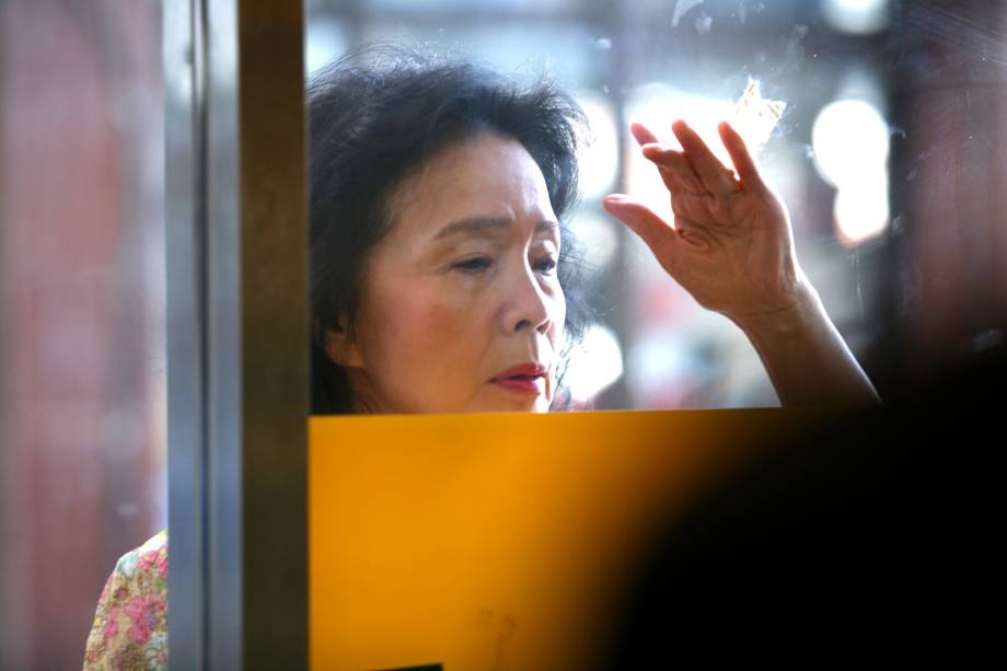 Poesia: certo dia, ela é desafiada pela primeira vez em sua vida a escrever um poema Poesia: certo dia, ela é desafiada pela primeira vez em sua vida a escrever um poema