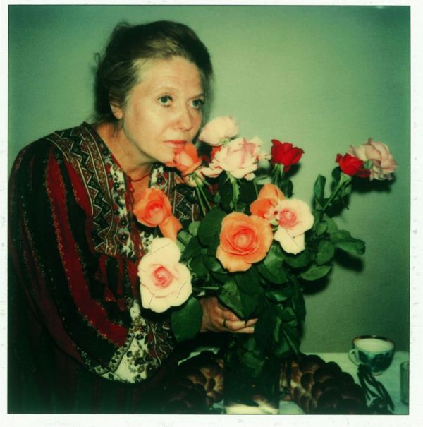 Exposição da mostra com oitenta polaroides realizadas pelo cineasta russo Andrei Tarkovsky, como este retrato de suaesposa, Larissa Exposição da mostra com oitenta polaroides realizadas pelo cineasta russo Andrei Tarkovsky, como este retrato de suaesposa, Larissa