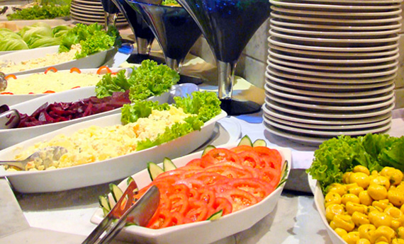 Bufê frio: mais de 30 opções, entre saladas, queijos e especialidades japonesas Bufê frio: mais de 30 opções, entre saladas, queijos e especialidades japonesas