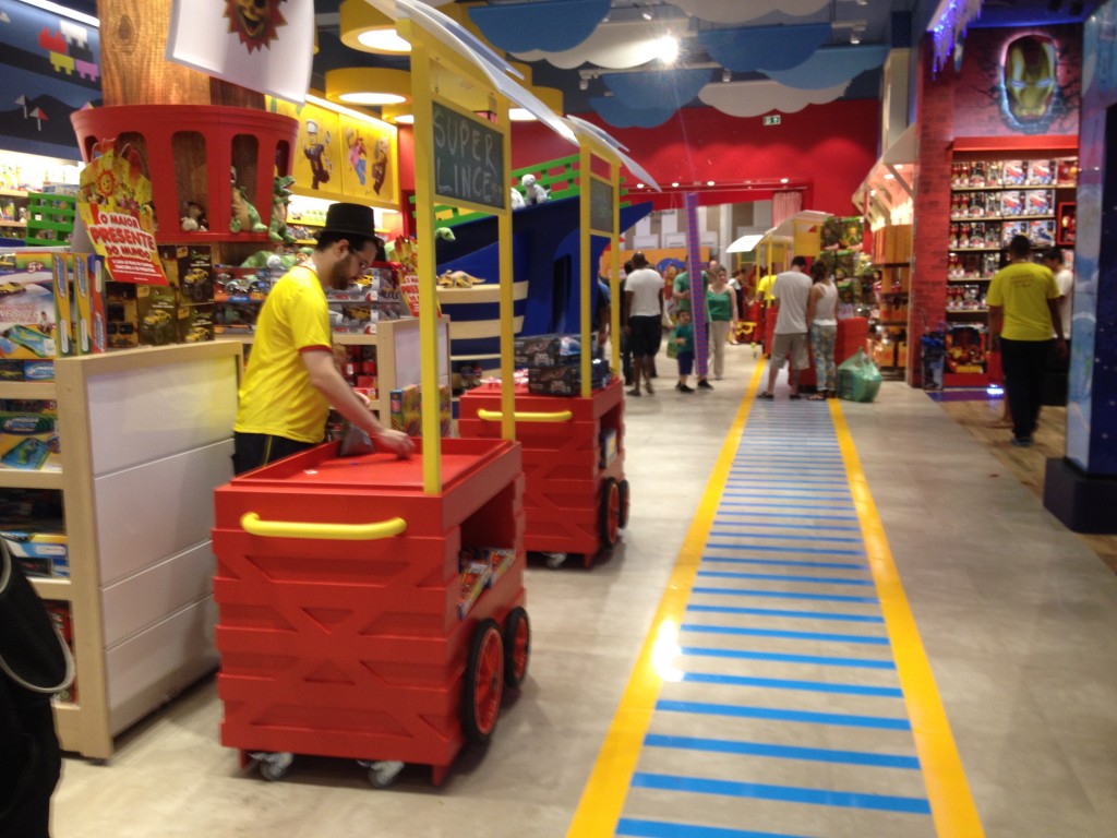 Pontos de demonstração de brinquedos: diversão para adultos e crianças (Foto: Anderson Santiago)