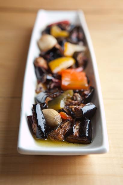 Berinjela frita em pedaços e mergulhada em azeite junto de pimentão, azeitona preta, cogumelo-de-paris e cebolinhas assadas Berinjela frita em pedaços e mergulhada em azeite junto de pimentão, azeitona preta, cogumelo-de-paris e cebolinhas assadas