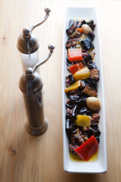 Antipasti: berinjela frita em pedaços e mergulhada em azeite junto de pimentão, azeitona preta, cogumelo-de-paris e cebolinhas assadas Antipasti: berinjela frita em pedaços e mergulhada em azeite junto de pimentão, azeitona preta, cogumelo-de-paris e cebolinhas assadas