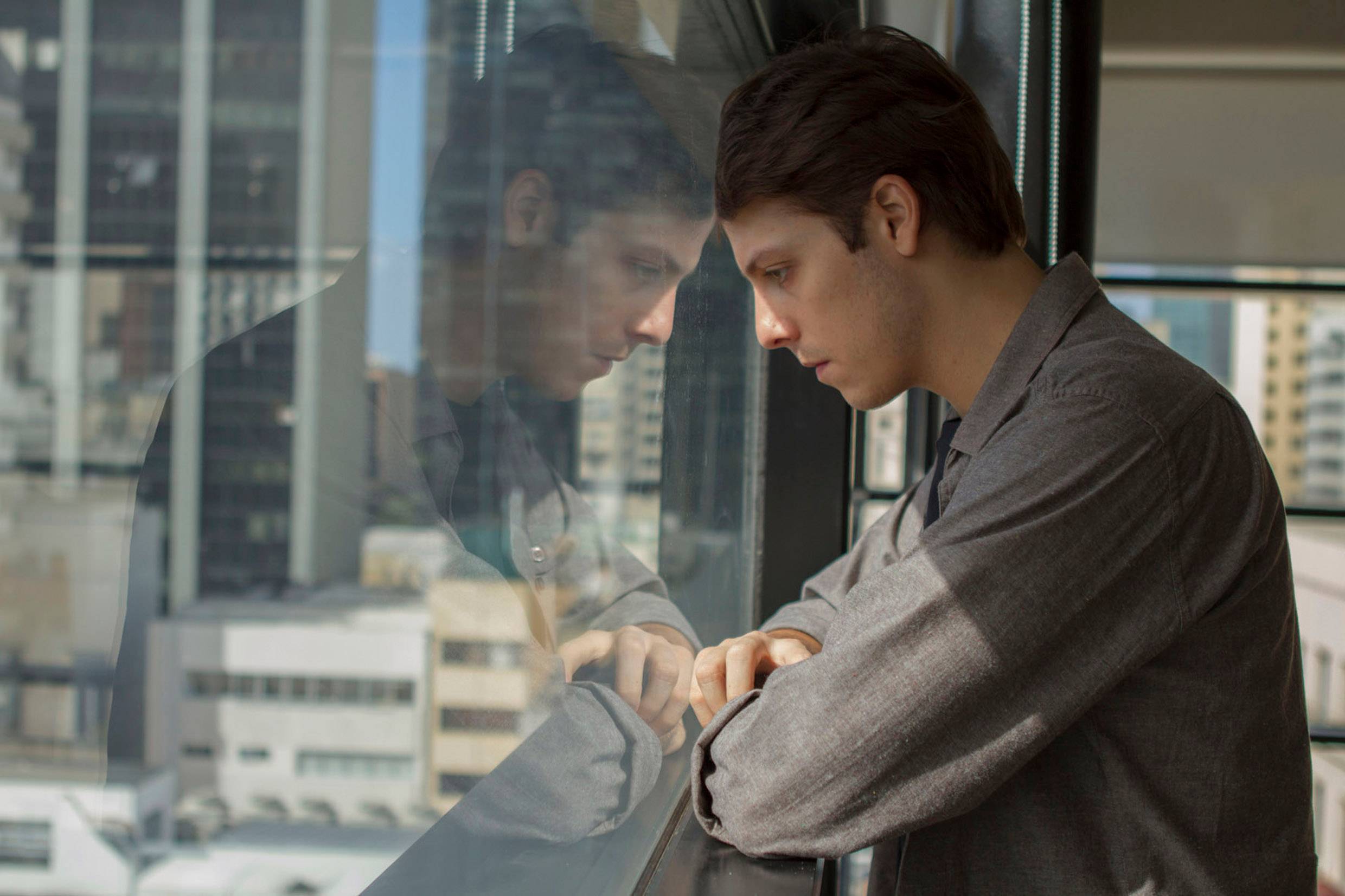 Fábio Porchat surpreende em papel dramático no filme Entre Abelhas. Assista ao trailer