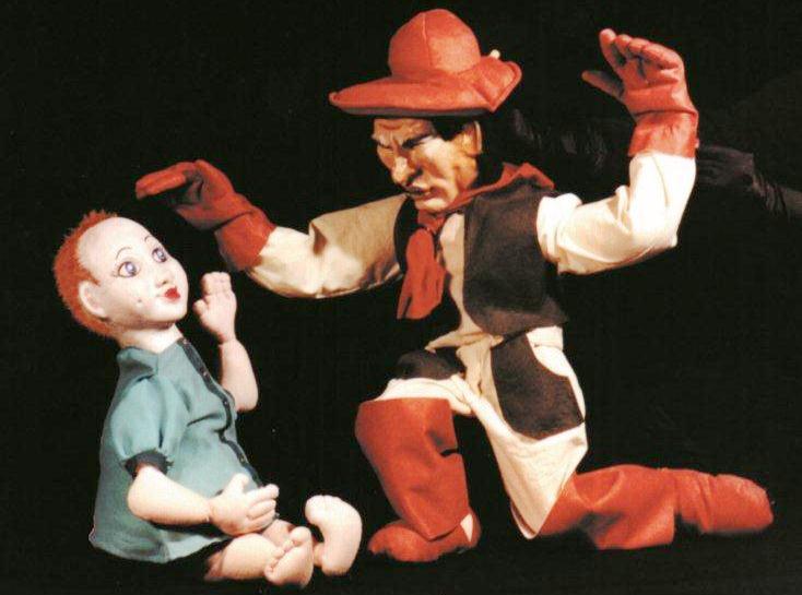 A simpática personagem Denise em Portinari Pé de Mulato A simpática personagem Denise em Portinari Pé de Mulato