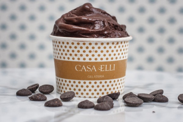 Pote de sorvete de chocolate amargo sem leite da Casa Elli, no Jardim Paulista.
