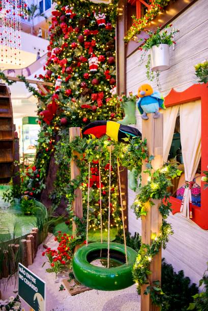 Casa que remete ao cenário do campo e uma árvore de Natal no Shopping Metrô Tucuruvi Casa que remete ao cenário do campo e uma árvore de Natal no Shopping Metrô Tucuruvi