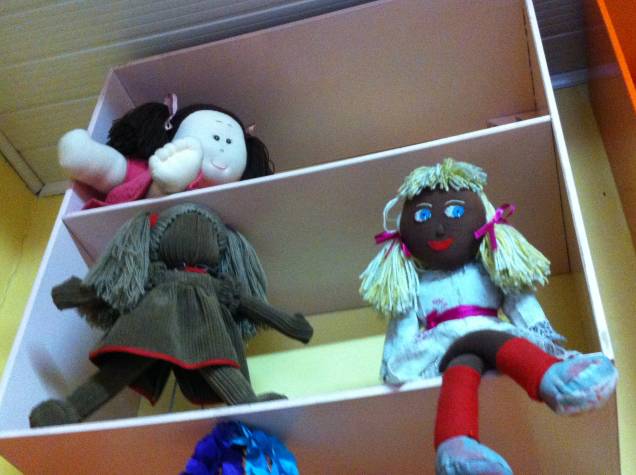 A boneca sem expressão (R$ 89,90) estimula a imaginação da criança. Ao lado, uma negra, com cabelo loiro (R$ 75,00). Na prateleira acima, uma boneca obesa (R$ 160,00) A boneca sem expressão (R$ 89,90) estimula a imaginação da criança. Ao lado, uma negra, com cabelo loiro (R$ 75,00). Na prateleira acima, uma boneca obesa (R$ 160,00)