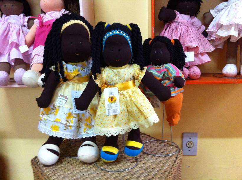 Bonecas negras de diversos tamanhos: grandes (R$ 99,00) e pequena (R$ 89,90) Bonecas negras de diversos tamanhos: grandes (R$ 99,00) e pequena (R$ 89,90)