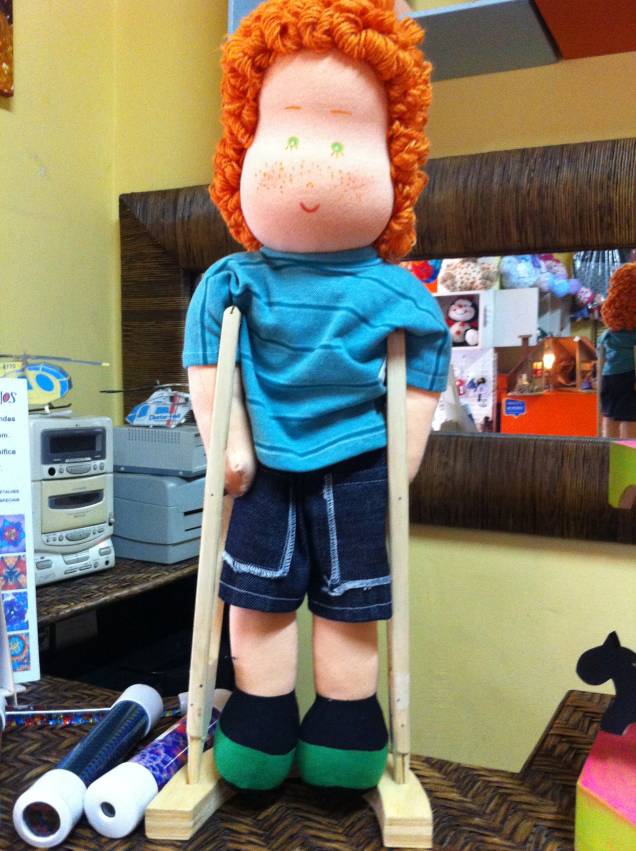 Boneco ruivo, com deficiência física (R$ 160,00) Boneco ruivo, com deficiência física (R$ 160,00)
