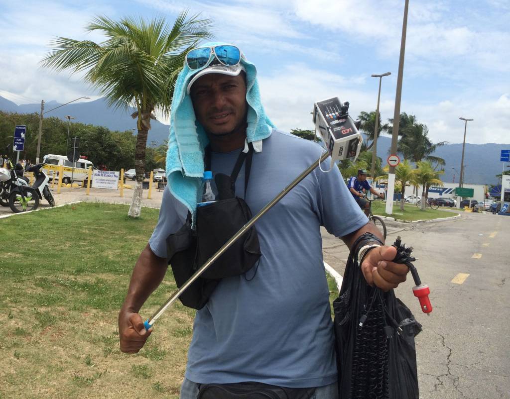 Professor vende “pau de selfie” na fila da balsa para conseguir pagar as contas