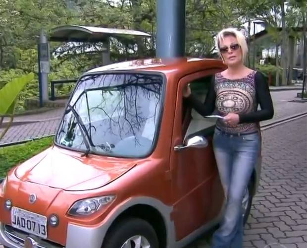 Ana Maria Braga enfrenta dificuldades para dirigir carro elétrico e vira piada (de novo!) na internet