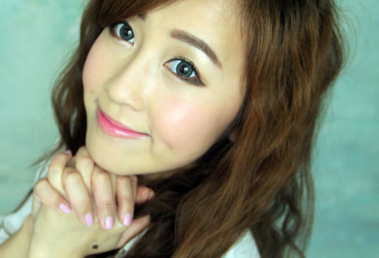 Nova mania de beleza é delinear os olhos estilo ‘cachorrinho’. Saiba como fazer