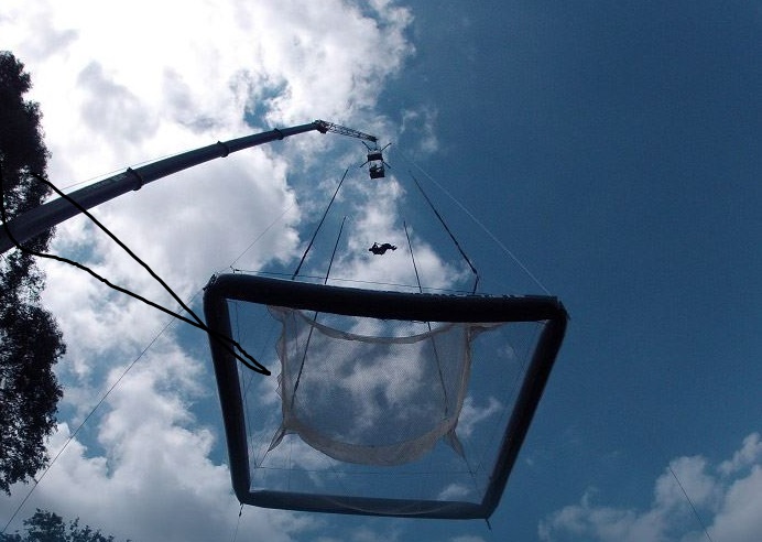 Evento com queda livre de 25 metros faz parte do lançamento do filme Insurgente. Saiba como participar