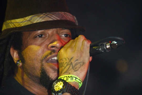 Cem Palavras: Rael divide palco com Jair Rodrigues e Mariana Aydar Cem Palavras: Rael divide palco com Jair Rodrigues e Mariana Aydar