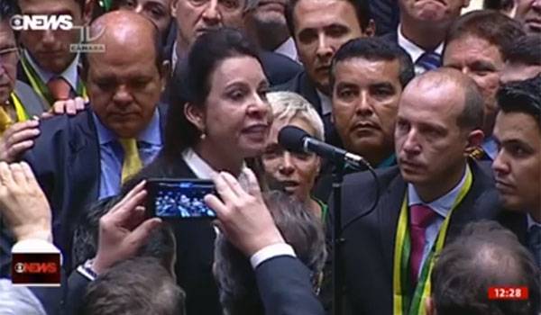 A internet está indignada com a deputada que votou “sim” no impeachment e teve marido preso