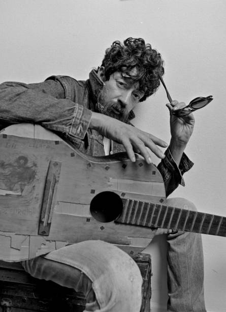 Raul - o Início, o Fim e o Meio: documentário dirigido por Walter Carvalho e Leonardo Gudel Raul - o Início, o Fim e o Meio: documentário dirigido por Walter Carvalho e Leonardo Gudel