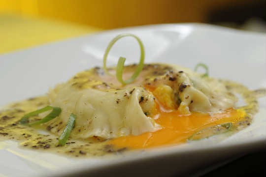 Ravioli (de ricota de búfala e gema caipira na manteiga de trufas, do Così Ravioli (de ricota de búfala e gema caipira na manteiga de trufas, do Così